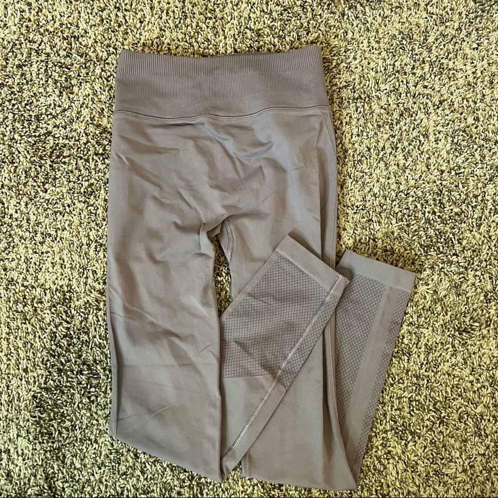Lululemon Ribbed leggings in Plum - Picture 2 of 16